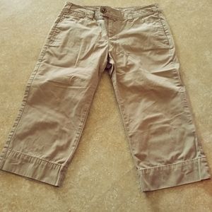 Gap favorite chino cropped capris, size 10